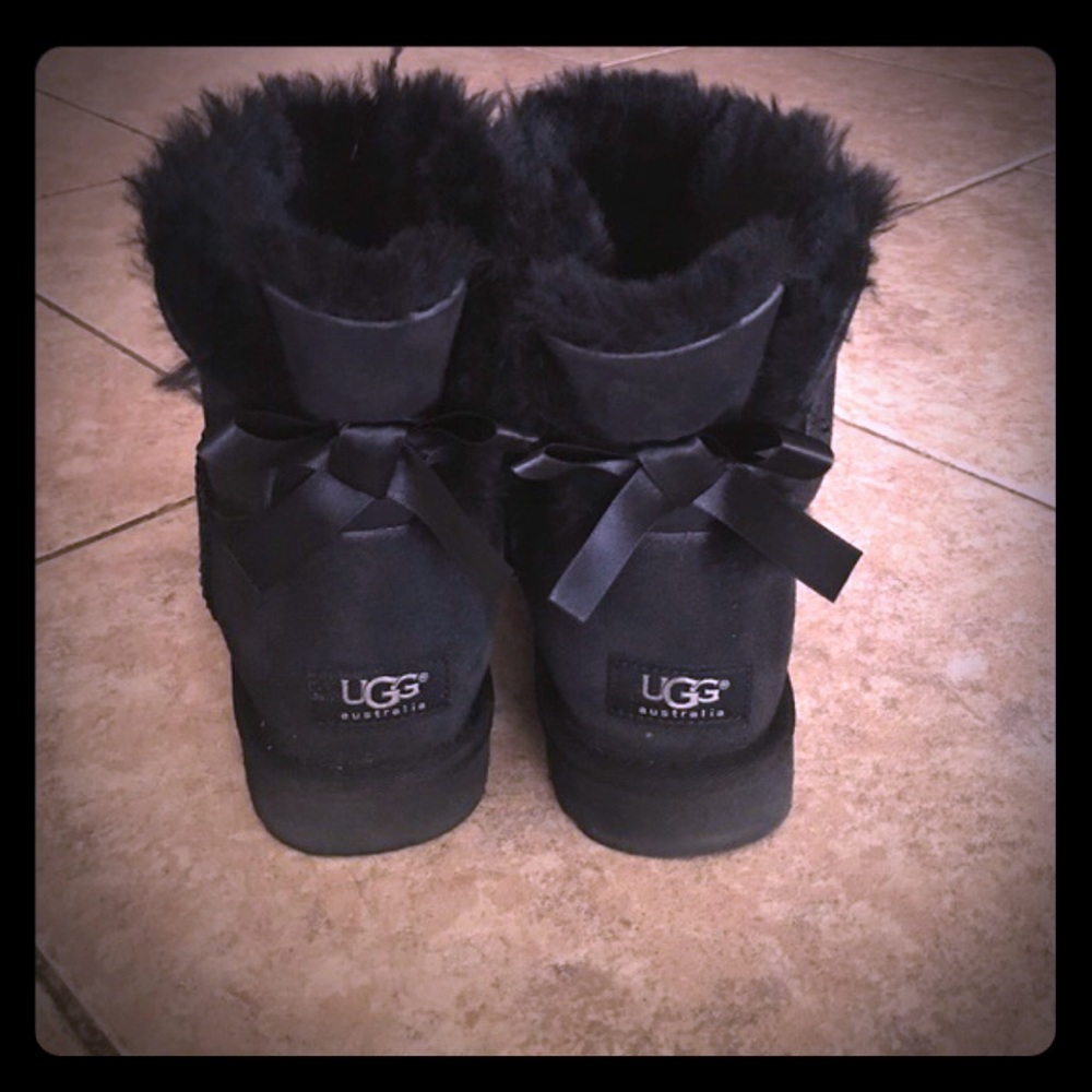Ugg’s short bailey bow black boots